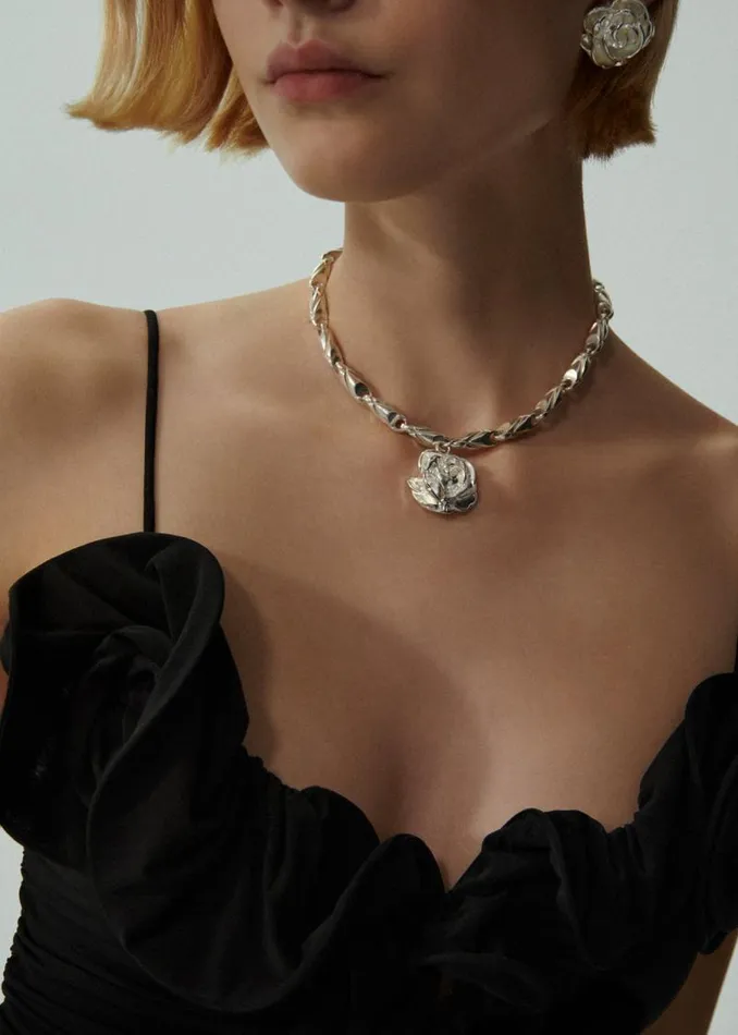 Shop Magda Butrym Jewelry Rose Necklace With Embossed Chain In Silver Shop Magda Butrym Jewelry Rose Necklace With Embossed Chain In Silver